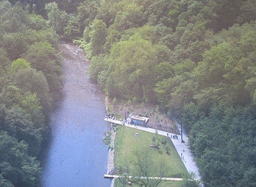 Blick von der Müngstener Brücke auf den Brückenpark